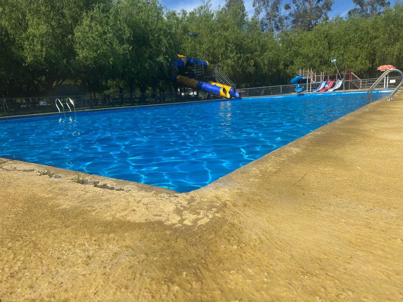 Vista panorámica de la piscina del sector 2 y sus toboganes